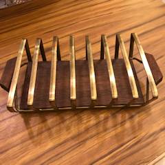 Porte toast en teck, design scandinave, idéal pour les fêtes.
