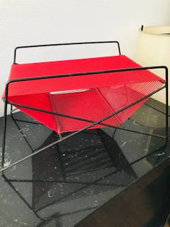 Porte vinyle scoubidou rouge, structure métal, dimensions : H 22,5 cm, P 26,5 cm, L de la base 42 cm.