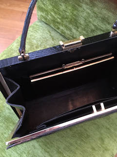 Sac à main en cuir véritable, avec fermeture par encliquetage, intérieur doublé cuir, deux compartiments latéraux, dont un avec fermeture à clipser et deux poches, dimensions : L 29,5, H 29, P 8.