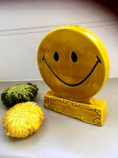 Tirelire Smiley, en céramique, Treasure Craft, inscription à sa base « Have a happy day », rare, chiné aux USA, H 15,5 ; L 12.