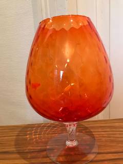 Vase en verre d’Empoli, calice de couleur orangée, dimensions : H 32 cm, diamètre Max 22 cm.