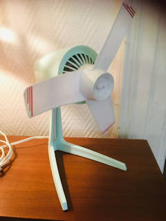 Ventilateur Calor, vert layette, pales blanches, souples, en très bon état de fonctionnement .