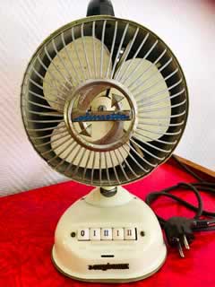 Ventilateur « Climetta » de la marque allemande Maybaum, design années 50, ventilation d’air froid et chaud ( 2 positions chacune), avec poignée de transport, bel esprit indus, dimensions H/L/l: 32/21/20 cm.