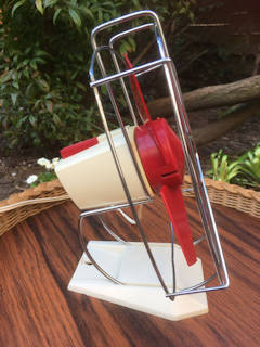 Ventilateur de table vintage, de marque Indola, made in Holland 1958, pivote sur son axe et peut également se fixer au mur comme une applique. Dimensions: H 27, L 22, P 15.