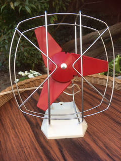 Ventilateur de table vintage, de marque Indola, made in Holland 1958, pivote sur son axe et peut également se fixer au mur comme une applique. Dimensions: H 27, L 22, P 15.