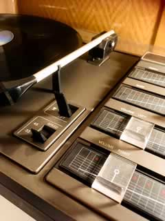 Tourne disque Philips 381, stéréo 2 enceintes hifi, année 1972, en bon état de fonctionnement, lecture de 33T et 45T, dim : H 15 x L 45 x P 26.