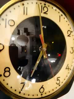 Horloge FFR murale, Formica noir à bordure rouge, cerclage laiton, 3 aiguilles, mouvement quartz à pile, fonctionne très bien.