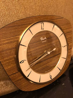 Horloge FLASH transistor, made in France, support Formica simili bois, en parfait état de fonctionnement.