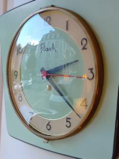 Horloge Flash, Formica couleur vert amande, mécanisme neuf à quartz.