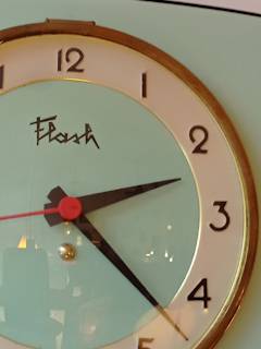 Horloge Flash, Formica couleur vert amande, mécanisme neuf à quartz.