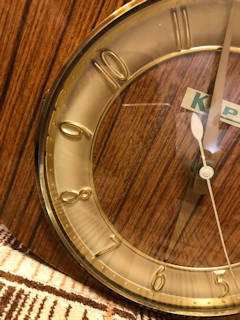 Horloge Kiplé, support Formica, testée en fonctionnement, parfaitement à l’heure, système Quartz à pile.