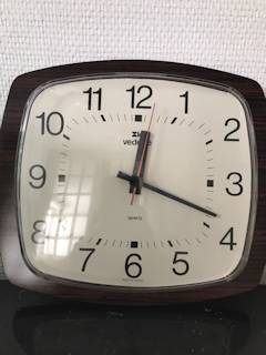 Horloge Vedette, cadre simili bois Formica, fonctionne parfaitement, système Quartz à pile.