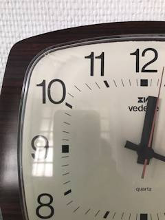 Horloge Vedette, cadre simili bois Formica, fonctionne parfaitement, système Quartz à pile.