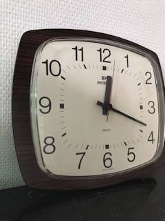 Horloge Vedette, cadre simili bois Formica, fonctionne parfaitement, système Quartz à pile.