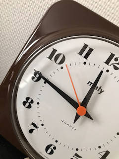 Horloge carrée MATY, en plastique brun, fonctionne parfaitement, système quartz à pile, 21 cm de côté.