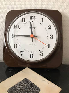 Horloge carrée MATY, en plastique brun, fonctionne parfaitement, système quartz à pile, 21 cm de côté.