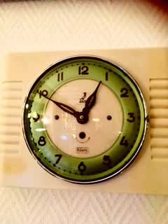 Horloge murale JAZ, Bakélite des années 50, cadran métal et verre, système mécanique à remontoir, clef disponible, dim: H 20; L 27; P 6.