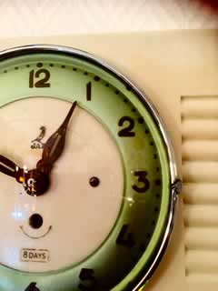 Horloge murale JAZ, Bakélite des années 50, cadran métal et verre, système mécanique à remontoir, clef disponible, dim: H 20; L 27; P 6.