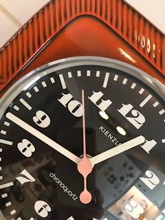 Horloge murale Kienzle, en céramique orange, à quartz, années 60-70, en parfait état de fonctionnement.
