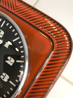 Horloge murale Kienzle, en céramique orange, à quartz, années 60-70, en parfait état de fonctionnement.