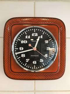 Horloge murale Kienzle, en céramique orange, à quartz, années 60-70, en parfait état de fonctionnement.