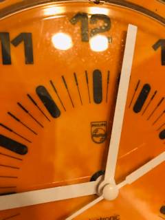 Horloge murale Philips, en plastique orange, support carré de couleur iconique des 70’, parfait état de fonctionnement, mécanisme quartz.