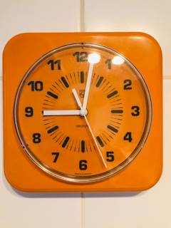 Horloge murale Philips, en plastique orange, support carré de couleur iconique des 70’, parfait état de fonctionnement, mécanisme quartz.