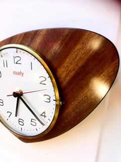 Horloge originale MATY, en Formica brun, simili placage bois, 3 aiguilles, mouvement quartz à pile, fonctionne parfaitement.