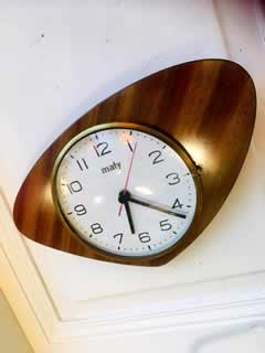 Horloge originale MATY, en Formica brun, simili placage bois, 3 aiguilles, mouvement quartz à pile, fonctionne parfaitement.