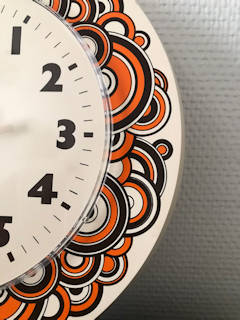 Horloge ronde 70’, en plastique, fonctionnelle, système Quartz à pile, diamètre : 24 cm.