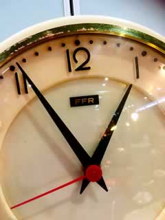 Horloge murale FFR, Bakélite années 50, mouvement quartz à pile standard.