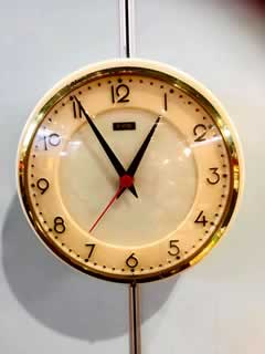 Horloge murale FFR, Bakélite années 50, mouvement quartz à pile standard.