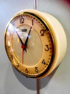 Horloge murale FFR, Bakélite années 50, mouvement quartz à pile standard.
