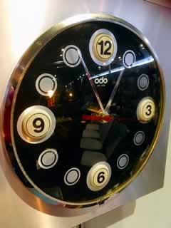 Horloge murale ODO, en état de fonctionnement, à pile.