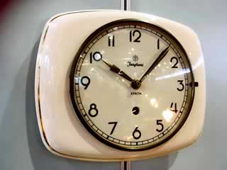 Horloge murale en faïence, en état de fonctionnement, système remontoir remplacé par mécanisme quartz, à pile standard.
