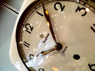 Horloge murale en faïence, en état de fonctionnement, système remontoir remplacé par mécanisme quartz, à pile standard.