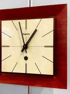 Horloge murale Dugena, en bois, à remontoir, clé présente.