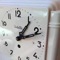 Horloge murale Vedette en faïence blanche.
