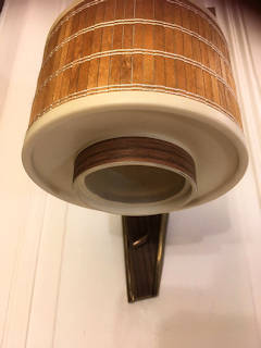 Applique murale, dans l’esprit scandinave, rappelant une petite lanterne, dimensions de l’abat-jour : 16 cm de diamètre.