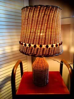 Authentique lampe à poser en osier tressé ou rotin, dimensions (H/l): 46, 26 cm.