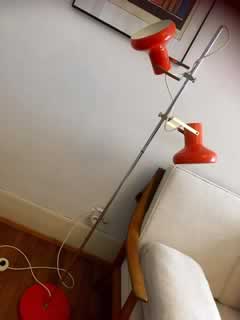 Lampadaire à 2 spots, orange, H 144cm, Ø socle 25cm.