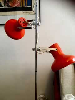 Lampadaire à 2 spots, orange, H 144cm, Ø socle 25cm.