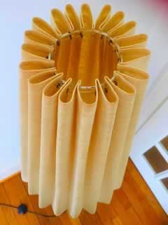 Lampadaire sur pied métal et laiton, abat-jour tissu plastifié en forme d'ombrelle.