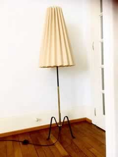 Lampadaire sur pied métal et laiton, abat-jour tissu plastifié en forme d'ombrelle.
