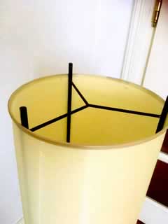 Lampadaire sur pietement métalique noir, abat-jour pvc cylindrique.