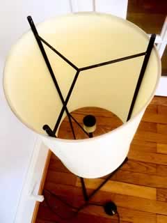 Lampadaire sur pietement métalique noir, abat-jour pvc cylindrique.