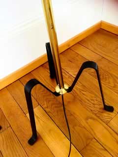 Lampadaire sur pied métal et laiton, abat-jour tissu plastifié en forme d'ombrelle.