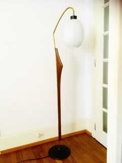 Lampadaire scandinave en teck et laiton avec opaline blanche.
