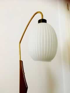 Lampadaire scandinave en teck et laiton avec opaline blanche.