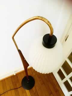 Lampadaire scandinave en teck et laiton avec opaline blanche.